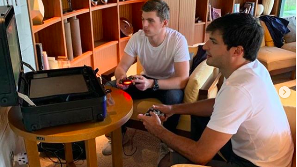 FIFA, bowling and sleep: Apa yang dilakukan pembalap F1 pada hari libur